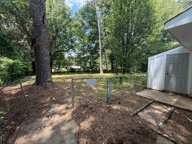 Building Photo - 1826 Pinecrest Dr