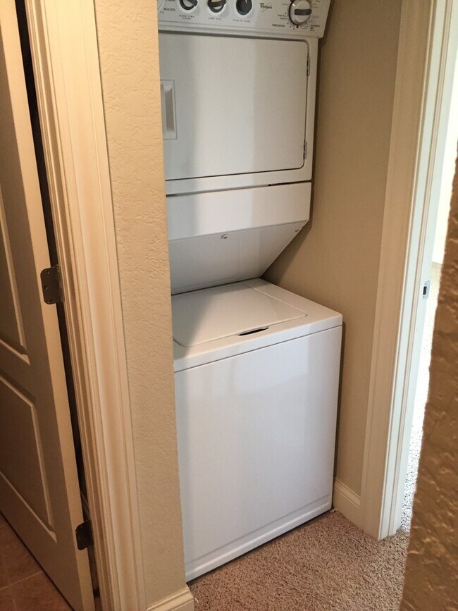 Building Photo - Amazing Renovated 1 Bedroom Condo in University Heights