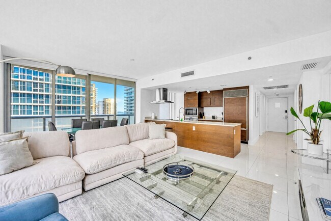 Building Photo - 485 Brickell Ave