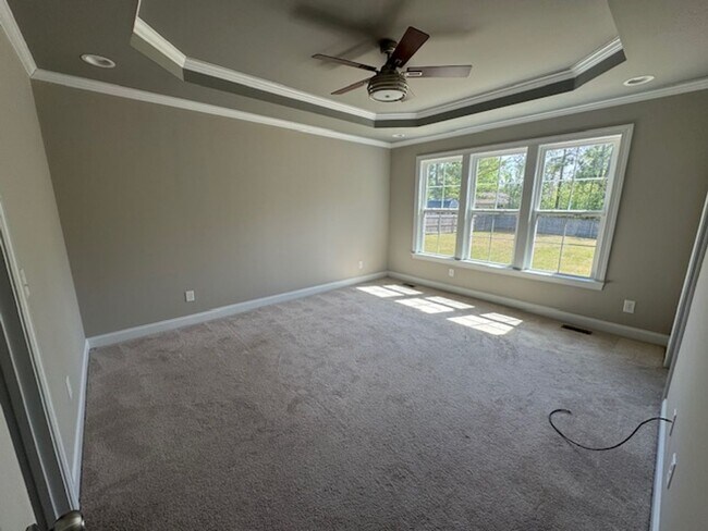 Building Photo - Like New and Move-in Ready!!