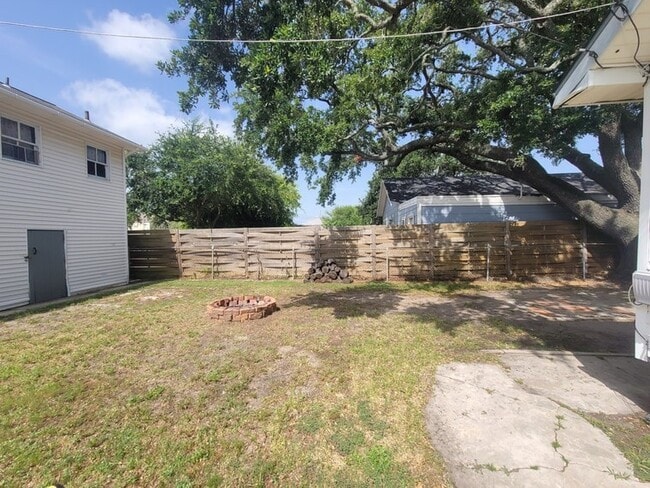 Building Photo - 5113 Avenue R