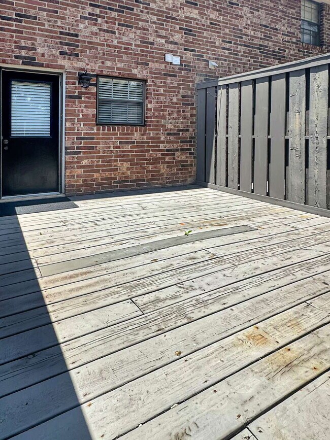 Building Photo - Updated 2BR End-Unit Condo | Pool Community | Minutes to Downtown Gainesville