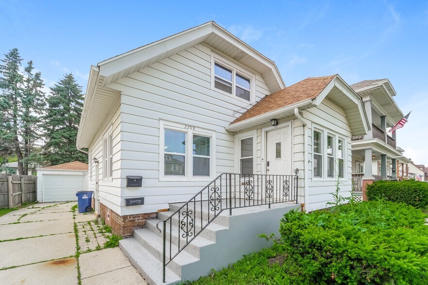 Building Photo - 2208 Carlisle Ave