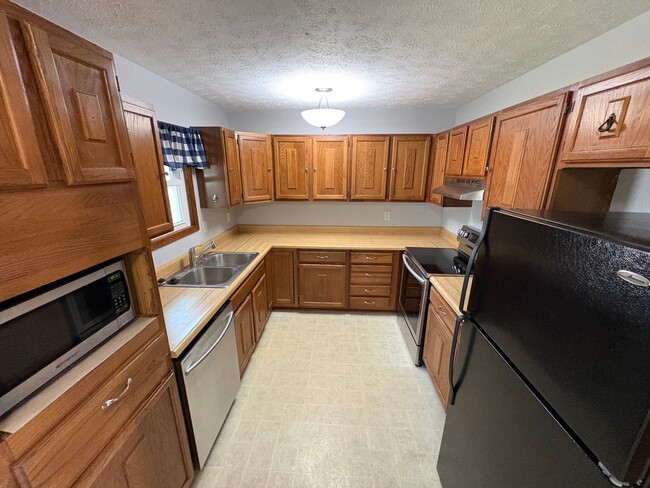 Building Photo - Spacious Single-Family Home with Fenced Backyard & Attached Garage