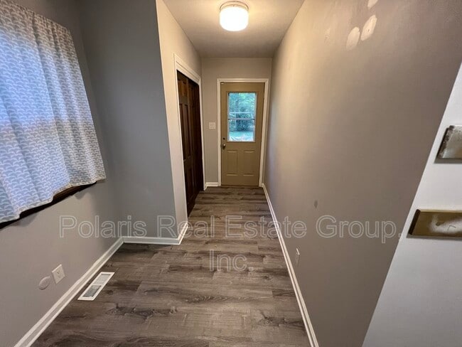 Building Photo - 8829 Rexford Rd