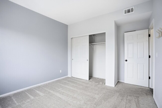 Building Photo - Updated Two Bedroom Condo in Great Location - Community Pool