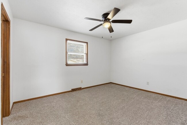 Building Photo - 3 Bedroom | 2 Bathroom | 2 Car Garage | Springfield MO | Fenced Back Yard!