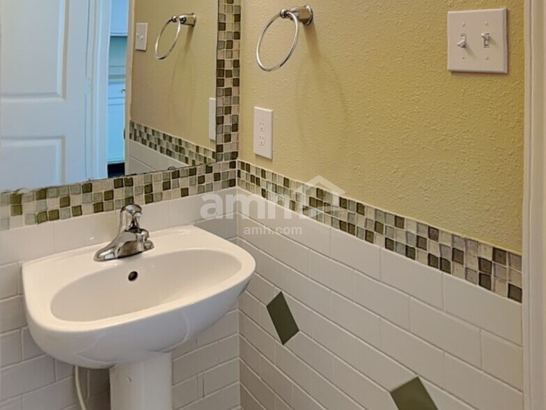 Building Photo - 10891 Albertson Dr