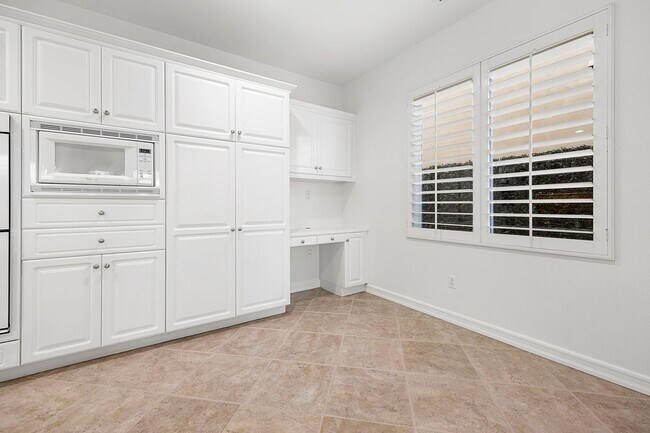Building Photo - 2556 Pearblossom St