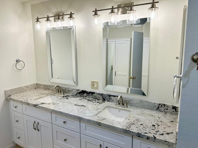 Building Photo - 2601 E Cinnabar Ave