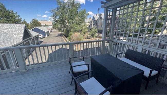 Building Photo - 2 Bed Highlands Townhome