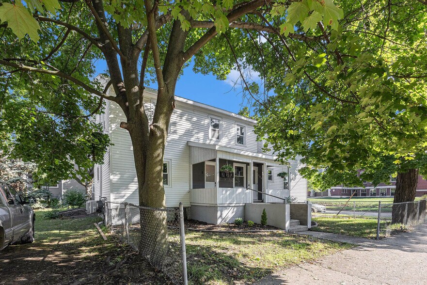 Building Photo - 37 Gold Ave NW