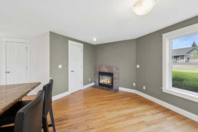 Building Photo - 4 bedroom in Seattle WA 98103