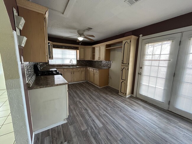 Building Photo - 609 E 6th St