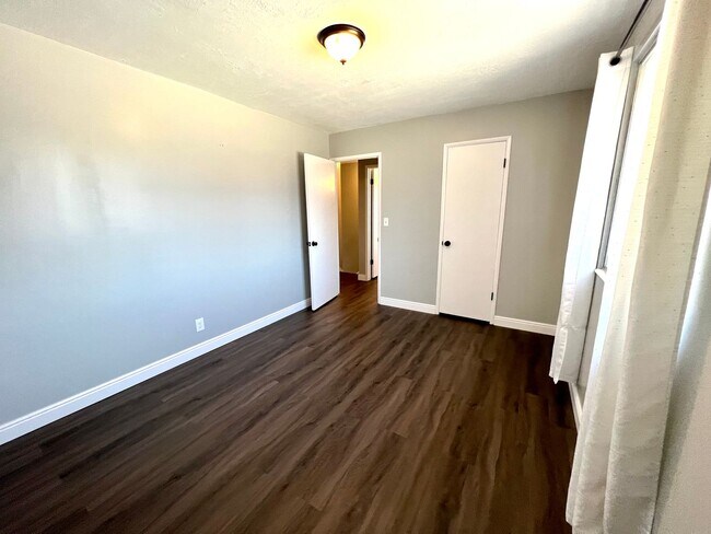 Building Photo - Rare find! Pristine townhome near Trax!