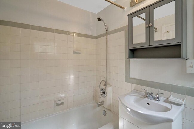 Building Photo - 3200 Martha Custis Dr