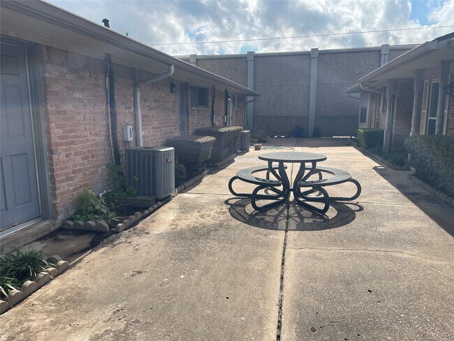 Building Photo - 1110 W Tri Oaks Ln