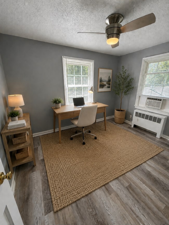 Building Photo - 1400 Roslyn Dr