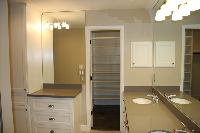 Building Photo - 2227 Highland Hills Dr