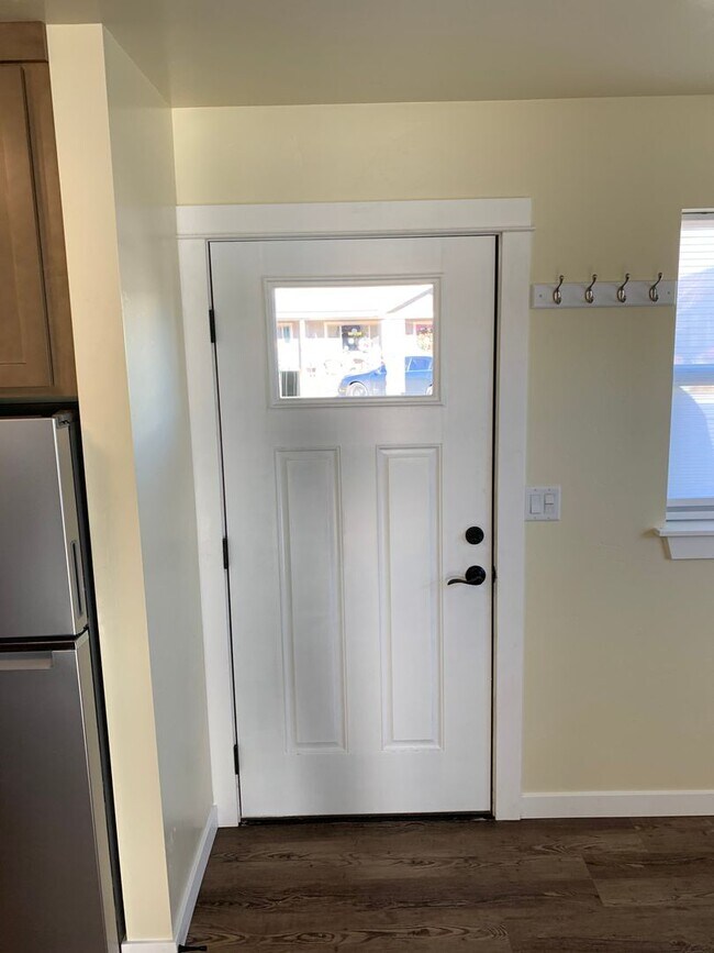 Building Photo - BEAUTIFUL SISTERS GROUND LEVEL APARTMENT, CLOSE TO DOWNTOWN!
