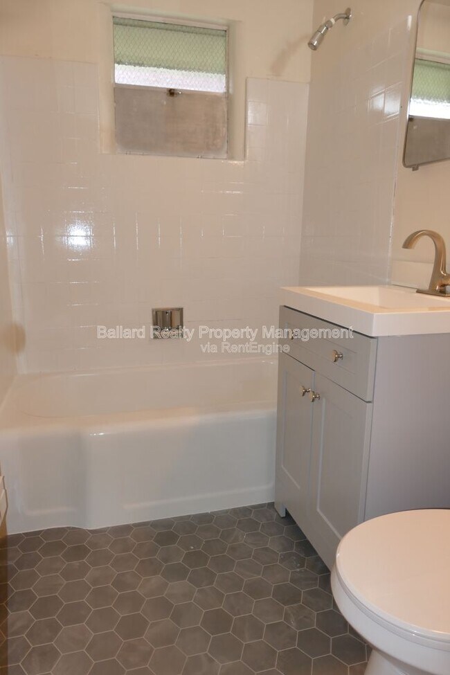 Building Photo - 4804 Terrace Dr NE