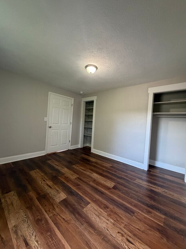 Building Photo - 3 Bedroom in Frankfort!
