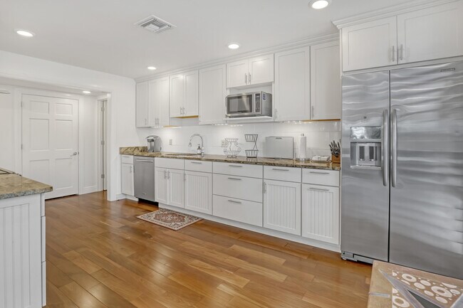Building Photo - 3400 N Ocean Dr