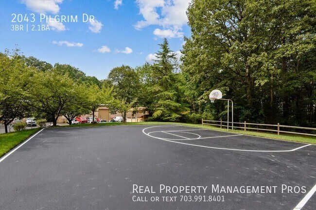 Building Photo - 2043 Pilgrim Dr