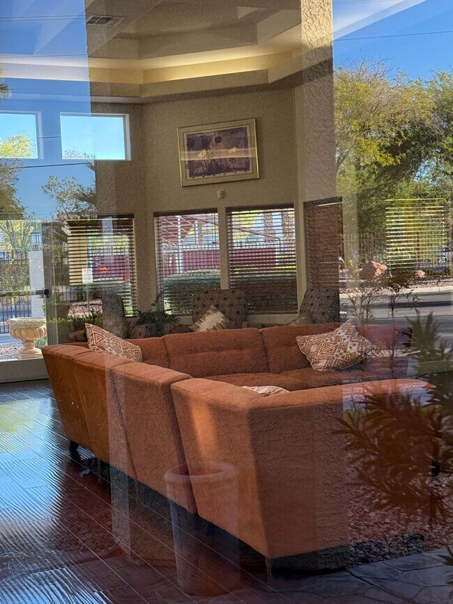 Building Photo - Cute Lower Level Condo