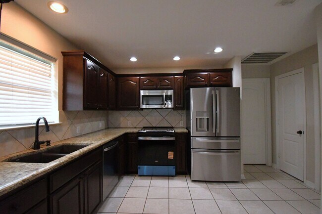 Building Photo - Gated Community in Whitehouse! Gorgeous 3 Bedroom, 2 Bath Home