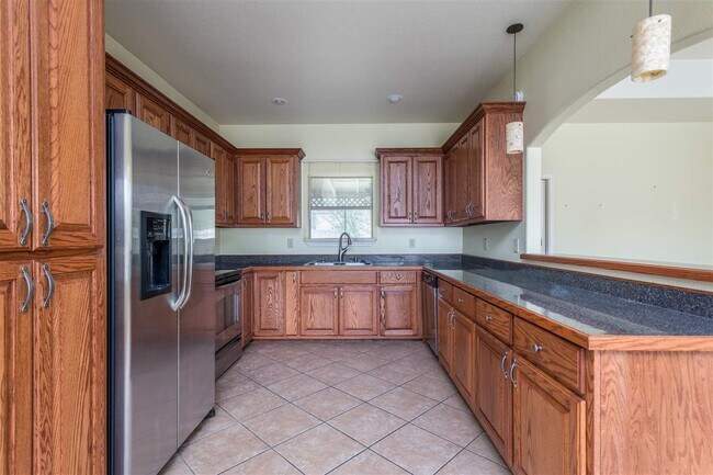 Building Photo - 901 Kings Way