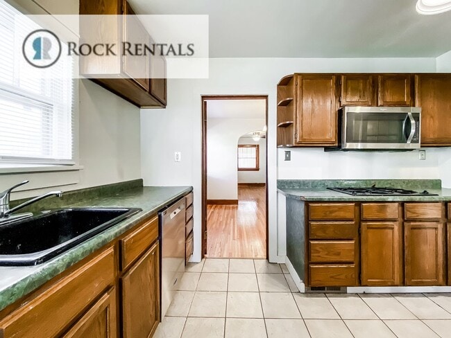 Building Photo - 2 Bed 1 Bath with Basement