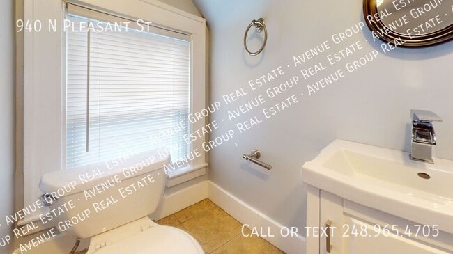 Building Photo - 940 N Pleasant St