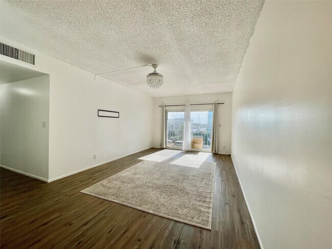 Building Photo - 400 N Riverside Dr