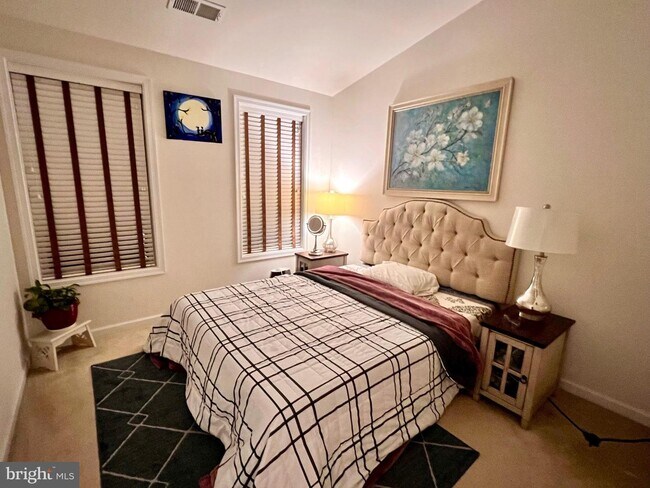 Building Photo - 42843 Edgegrove Heights Terrace