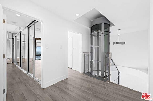 Building Photo - 4267 Marina City Dr