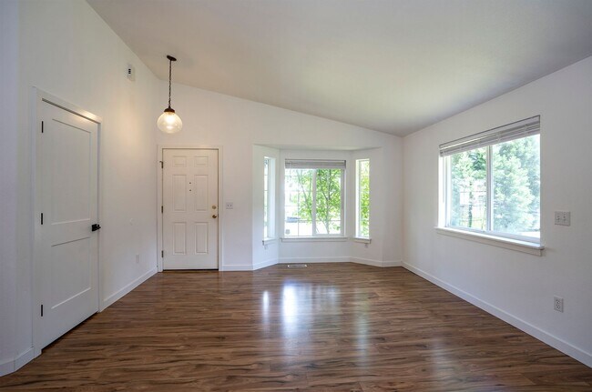 Building Photo - Exquisite 3-bedroom, 2-full bath Home in Puyallup