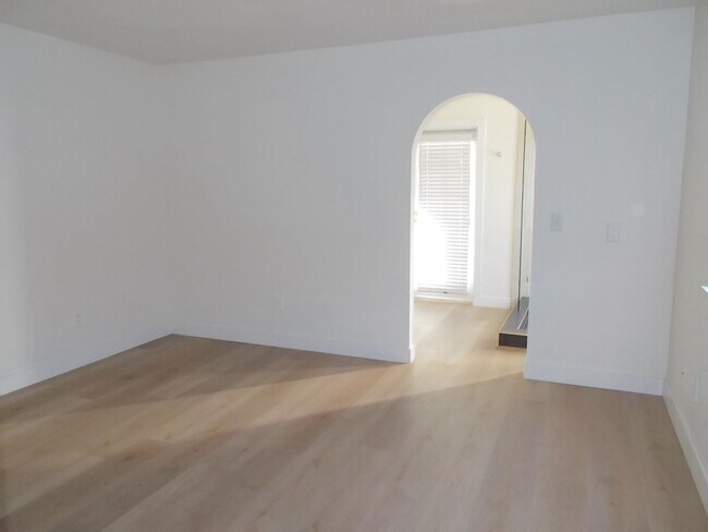 Building Photo - Elegant upstairs condo with modern upgrades and private balcony.