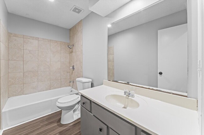 Building Photo - 3 Bedroom duplex in Olathe!