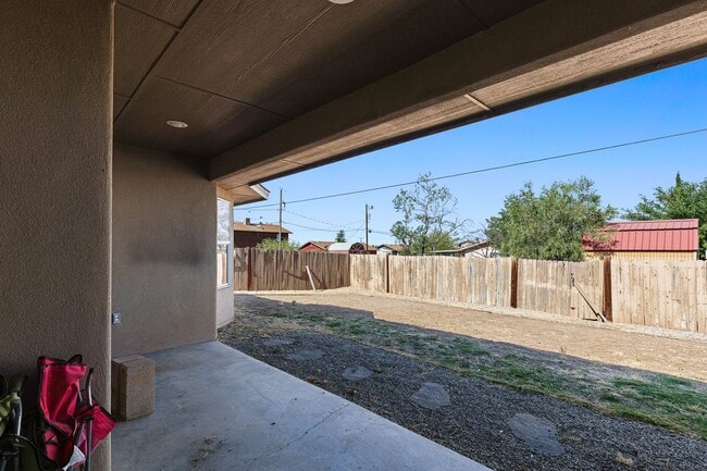 Building Photo - Conveniently located 3 Bedroom with 2 Car Garage