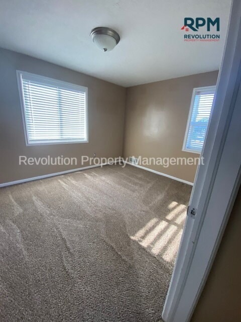 Building Photo - "Charming 2-Bed, 2-Bath Retreat in Ogden –...