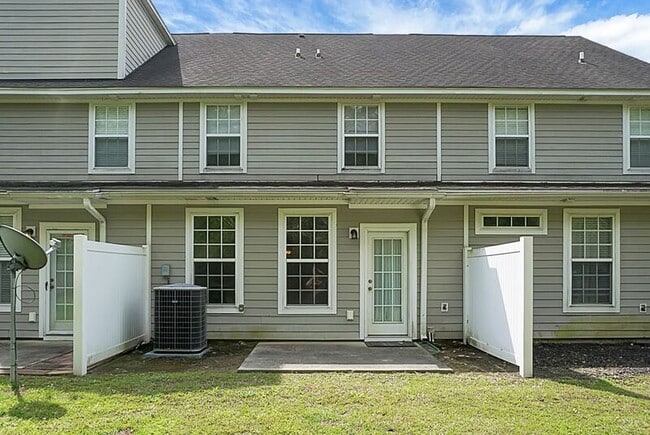 Building Photo - 215 Hemingway Cir