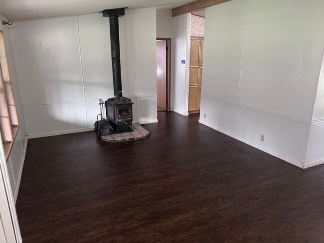 Building Photo - Country Setting 4-bedroom, 2-bathroom home!
