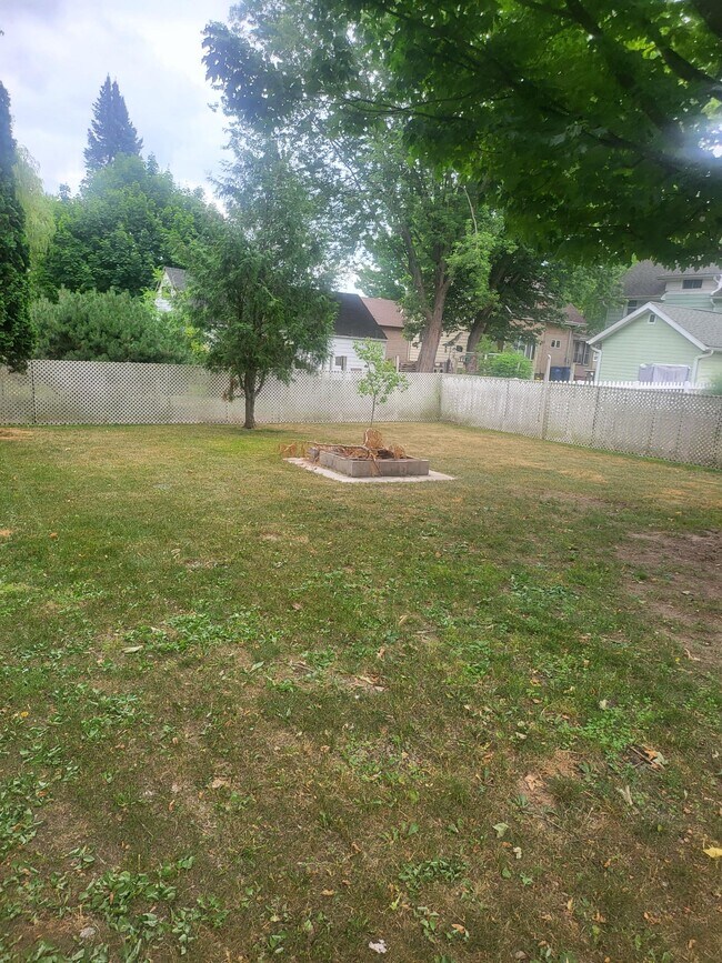 Huge Gated Yard - 93 West St