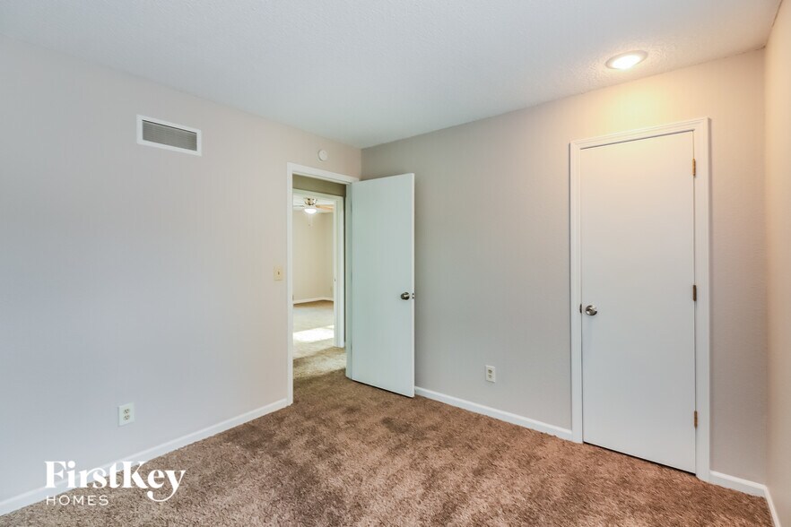 Building Photo - 616 Park Ave