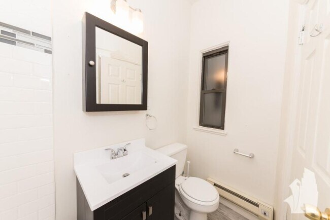 Building Photo - 1 bedroom in Chicago IL 60625