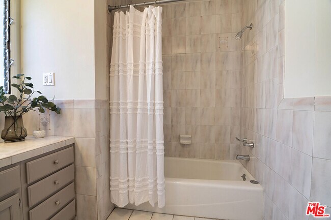 Building Photo - 326 N Vista St