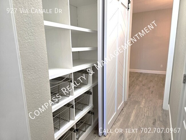 Building Photo - 927 Via Canale Dr