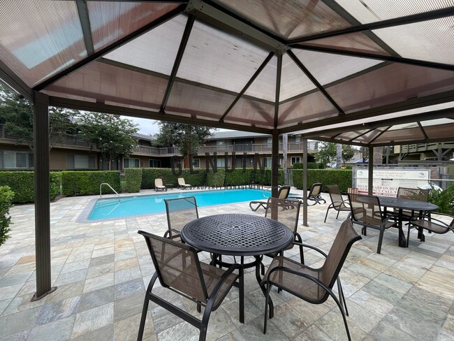 Building Photo - Beautiful 2 Bedroom in Creekside Villas!