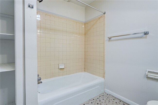 Building Photo - 404 Main St